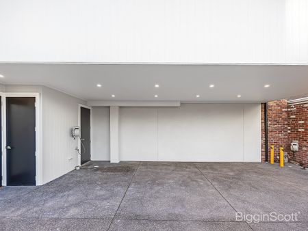 An Exciting and Versatile Home/Office Hybrid! The perfect blend of comfort and productivity! - Photo 5