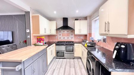 3 bedroom semi-detached house to rent - Photo 4