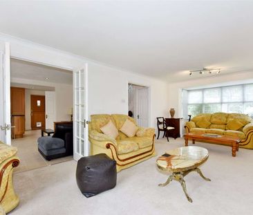 A four bedroom detached family house situated in a popular quiet cu... - Photo 1