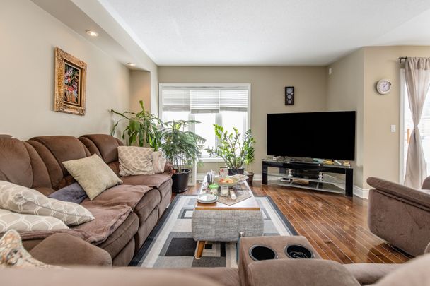 For Lease - 145 Millcliff Circle, Aurora, Ontario - Photo 1