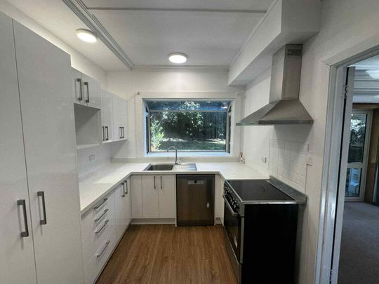 Spacious and sunny in St Clair! - Photo 1