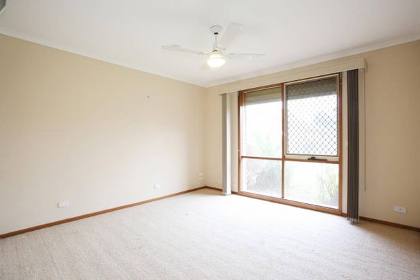 Heart of Beaconsfield - Central Location - this one has the lot!! - Photo 1