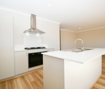 Four Bedroom Dual Living Property! - Photo 6