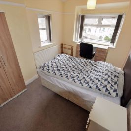 5 bedroom House in Newport Road, Leeds - Photo 1