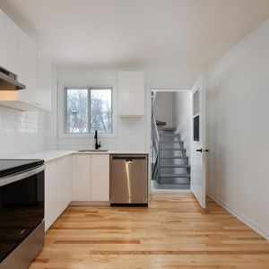 Spacious & Renovated 3-Bedroom Apartment + basement for storage in Prime Greenfield Park (Longueuil) are Available Now! - Photo 2