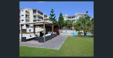 Stylish One-Bedroom Apartment with Study in Everton Park - Photo 3