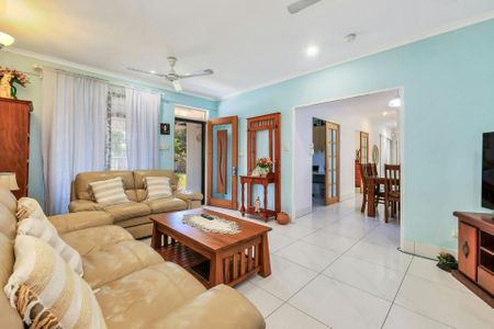 FAMILY HOME WITH SOLAR - Photo 2