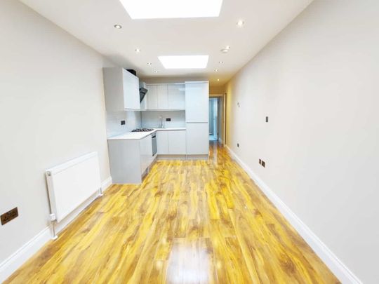 3 Bed Flat, Mitcham Lane, SW16 - Photo 1