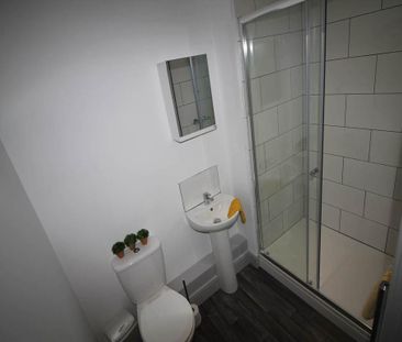 3 bedroom flat to rent - Photo 6