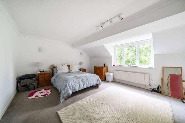 Fairholme Gardens, Farnham, Surrey, GU9 - Photo 1