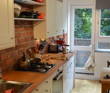 3 bedroom flat to rent - Photo 6