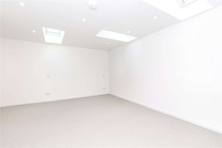 Fully refurbished two bedroom split level apartment in an excellent location. - Photo 5