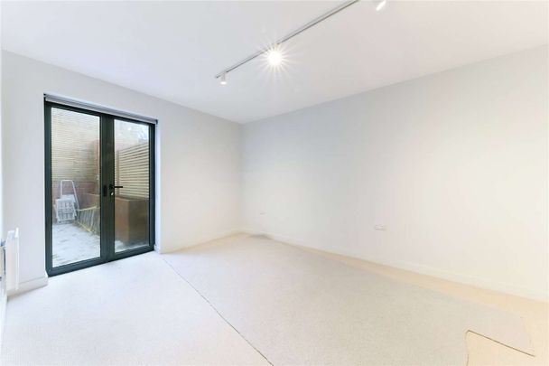 Beautifully presented 1 bedroom ground floor apartment in this gorgeous new block. - Photo 1