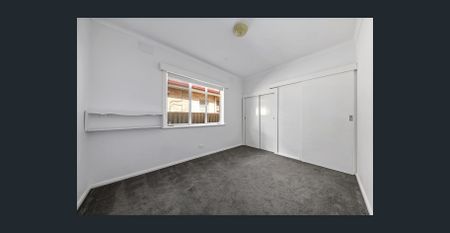 MODERNISED FAMILY HOME IN THE MCKINNON ZONE - Photo 4