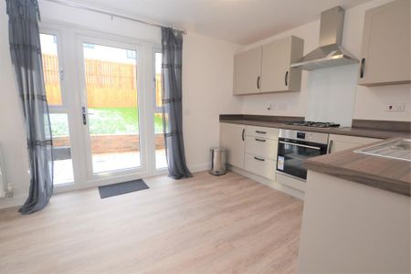 3 bedroom semi-detached house to rent - Photo 2