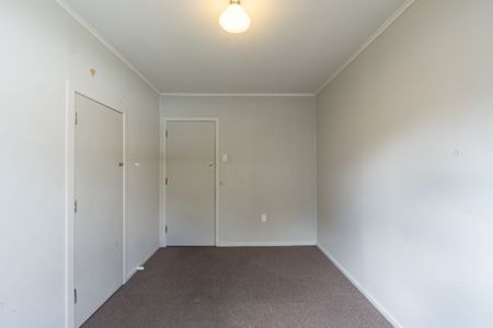 Cozy Two-Bedroom Upstairs Unit in a Great Location - Photo 2