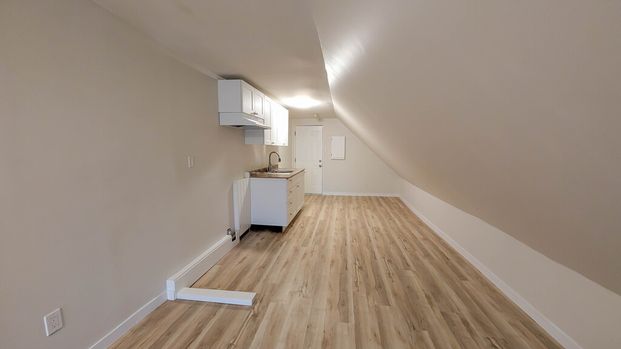 Newly Renovated 2 Bedroom Unit in Welland! - Photo 1