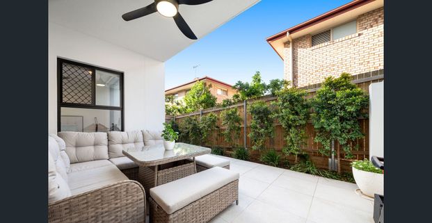 MODERN UNIT LIVING IN PRIME CARINA HEIGHTS LOCATION - Photo 1