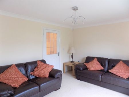 3 Bedroom End Terraced House - Photo 3
