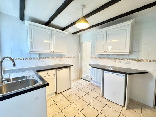 2 bedroom end of terrace house to rent - Photo 1