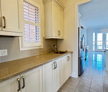 For Lease - 10 Ken Sinclair Crescent, Aurora, Ontario - Photo 4