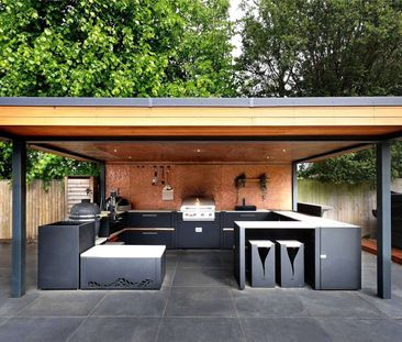 An exceptional Beaconsfield residence offering expansive, family lu... - Photo 6