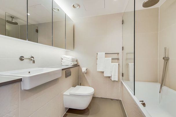 Manhattan Loft Apartments, 20 International Way, London - Photo 1