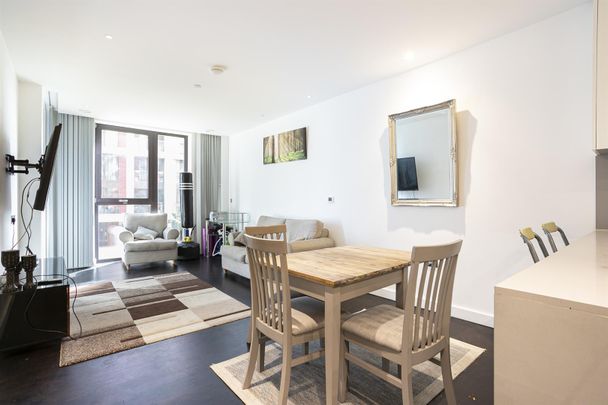 Haines House,10 Charles Clowes Walk, The Residence, Nine Elms, London, SW11 - Photo 1