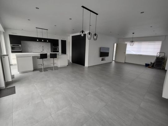 Ruime woning met drie slaapkamers, tuin en garage. - Photo 1