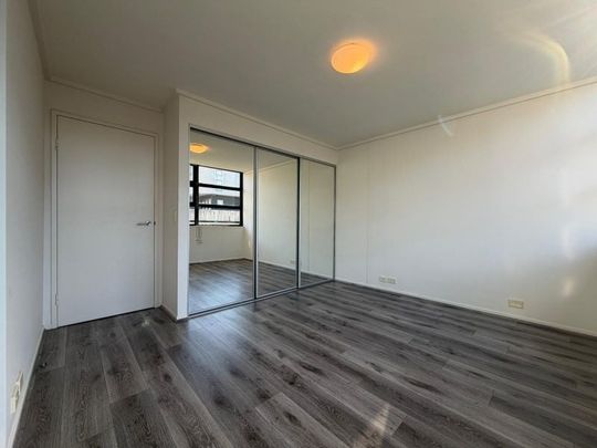 Stylish Living Sanctuary - 'Linc' - Photo 1