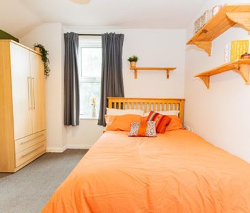 4 bedroom semi-detached house to rent - Photo 2