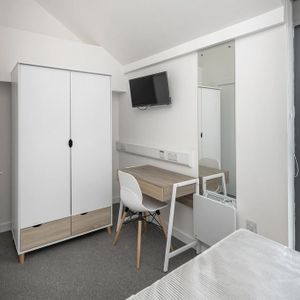 2 bedroom flat to rent - Photo 2