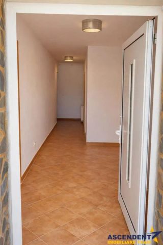 Spatiu generos de 140 mp, 3 camere si acces auto, Prejmer, Brasov - Fotografie 4