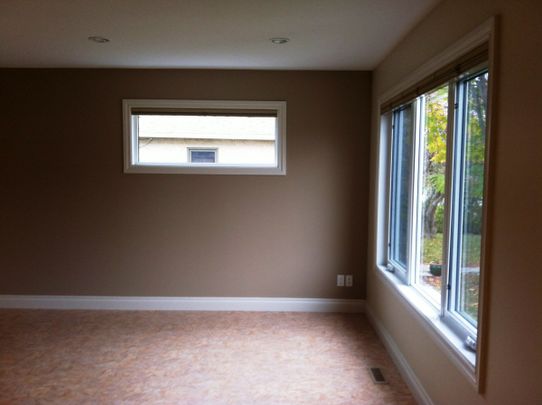 Hidden Gem - Modern Triplex ~2 Bedrooms 2.5 Bathrooms! - Photo 1