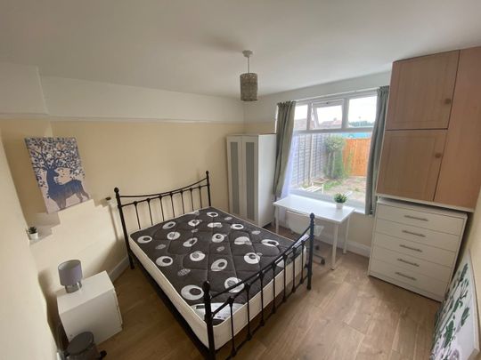 Room in a Shared House, Filton Avenue, BS34 - Photo 1