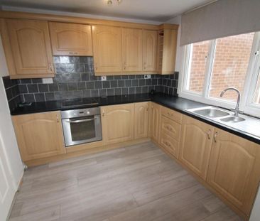 3 bedroom semi-detached house to rent - Photo 3