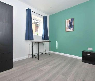 Woodside Road, Guildford, Surrey, GU2 - Photo 2