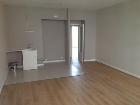 Location Appartement 4 pièces 77m² LYON 7ème - Photo 2