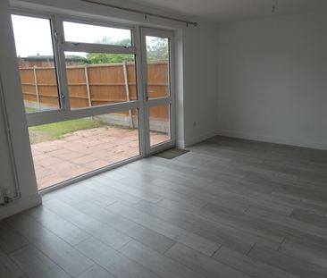 3 bedroom Mid Terraced House - Stanley Road, Stevenage - Photo 1