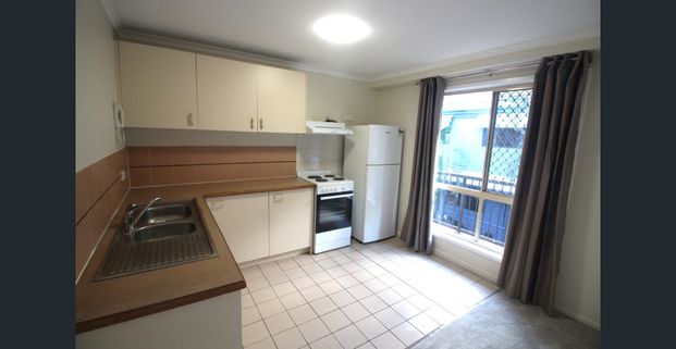 Freshly painted & new carpet, neat One Bedroom apartment in Southport - Photo 1