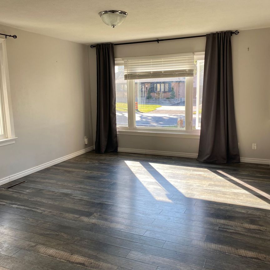 For Lease - 11 Oak Street, Barrie, Ontario - Photo 1