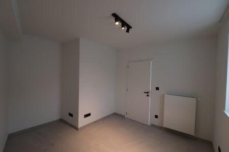 Gerenoveerd appartement op de 1ste verdieping met ruim terras (ca 70 m²) met autostaanplaats en fietsenberging. - Photo 2