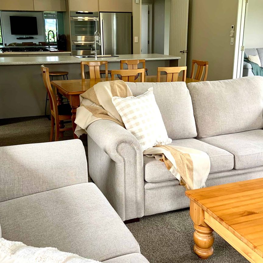 Fully Furnished Spacious Immaculate Family Home in Private Location! - Photo 1