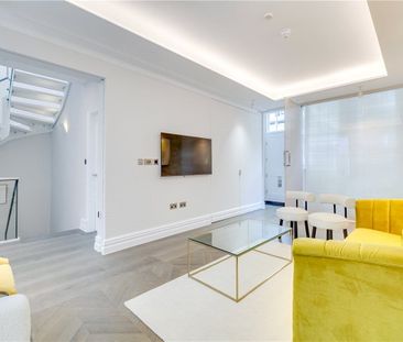 A comprehensively refurbished three storey mews house of just over ... - Photo 5