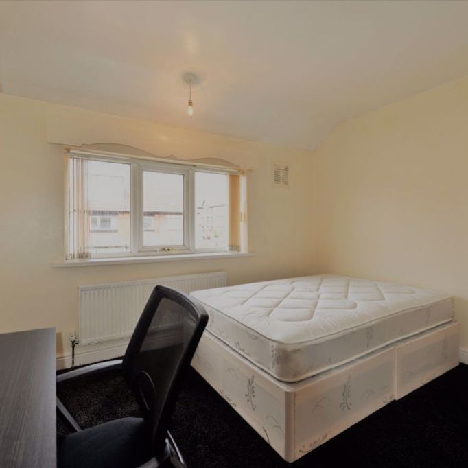 3 bedroom House in Walmsley Road, Leeds - Photo 1