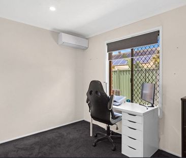 Stylish 2-Bedroom End-Unit in Quiet Cul-de-Sac - Photo 1