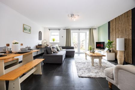 4 Bed Semi-Detached House, Ewart Avenue, M5 - Photo 3