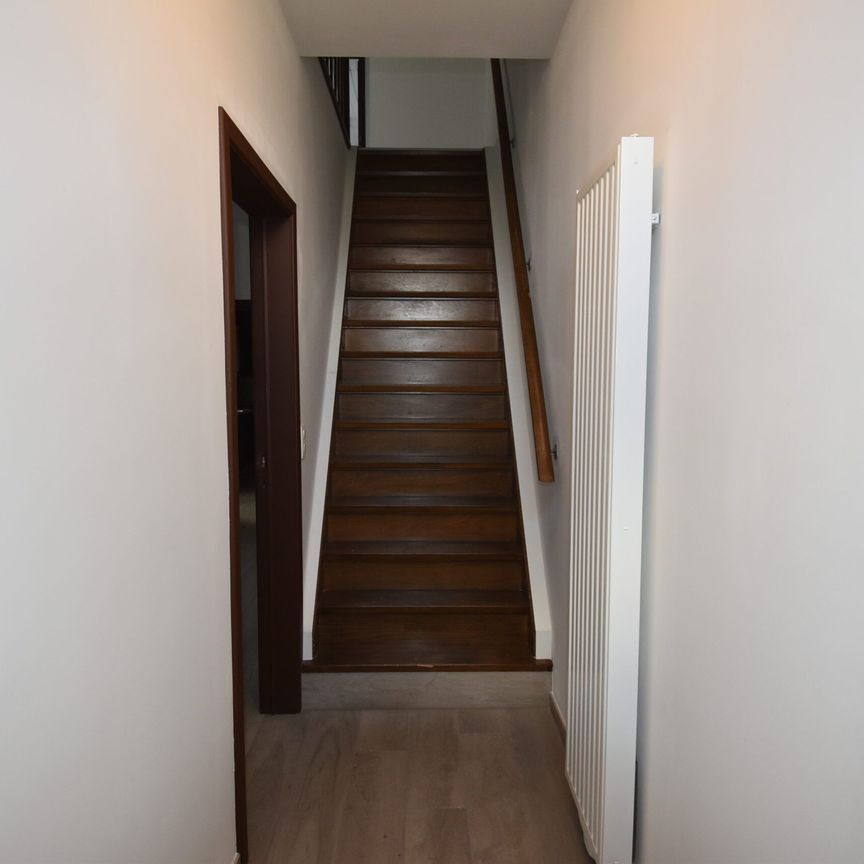 Instapklare halfopen woning met grote tuin en werkruimte. - Photo 1