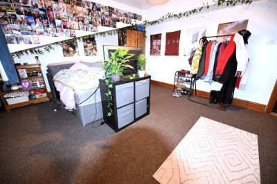 6 bedroom House in Manor Drive, Leeds - Photo 5