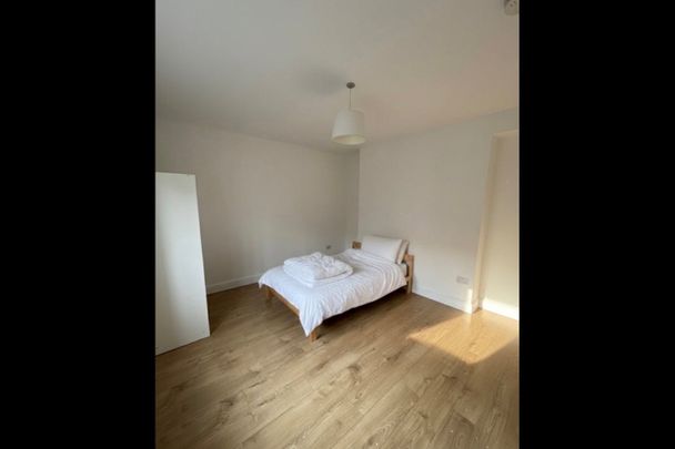 Room in a Shared House, Lang St, E1 - Photo 1